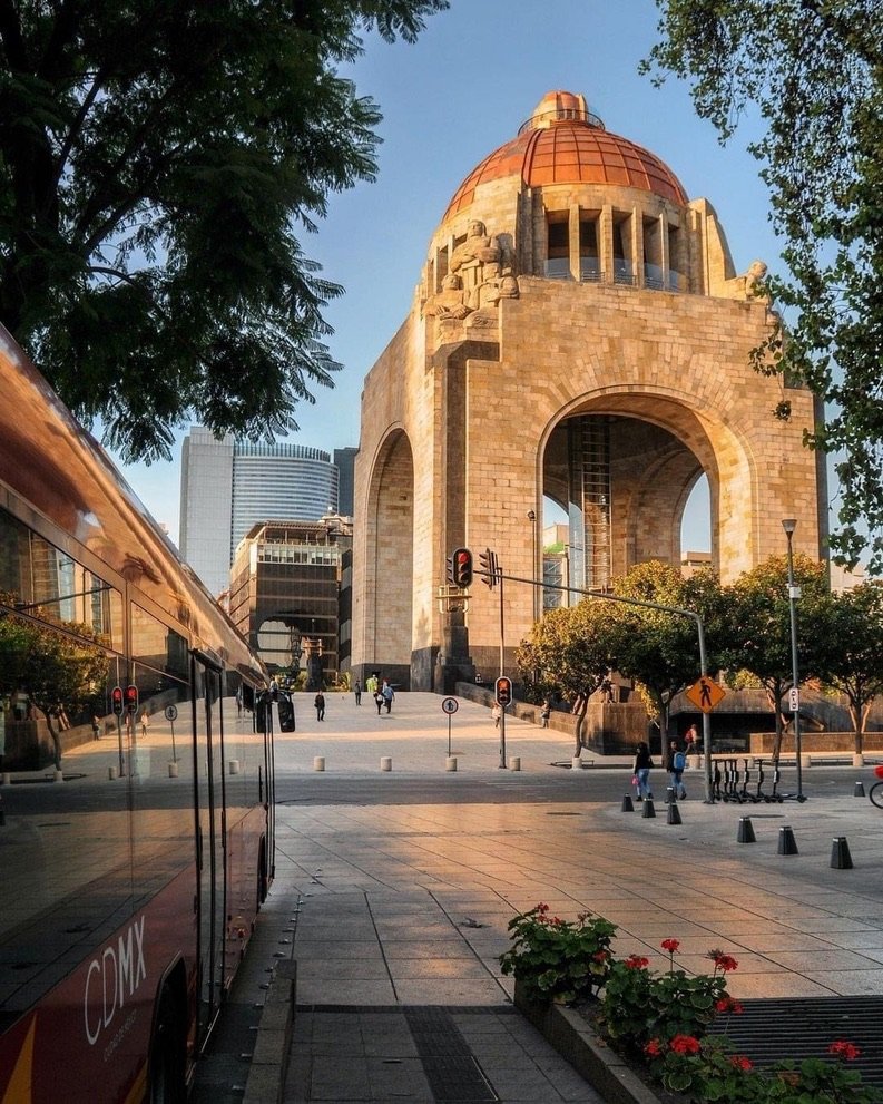 Traslado Aeropuerto CDMX | No. 1 Servicio Seguro y Confiable rayo de luz dando a monumento a la revolución, CDMX
