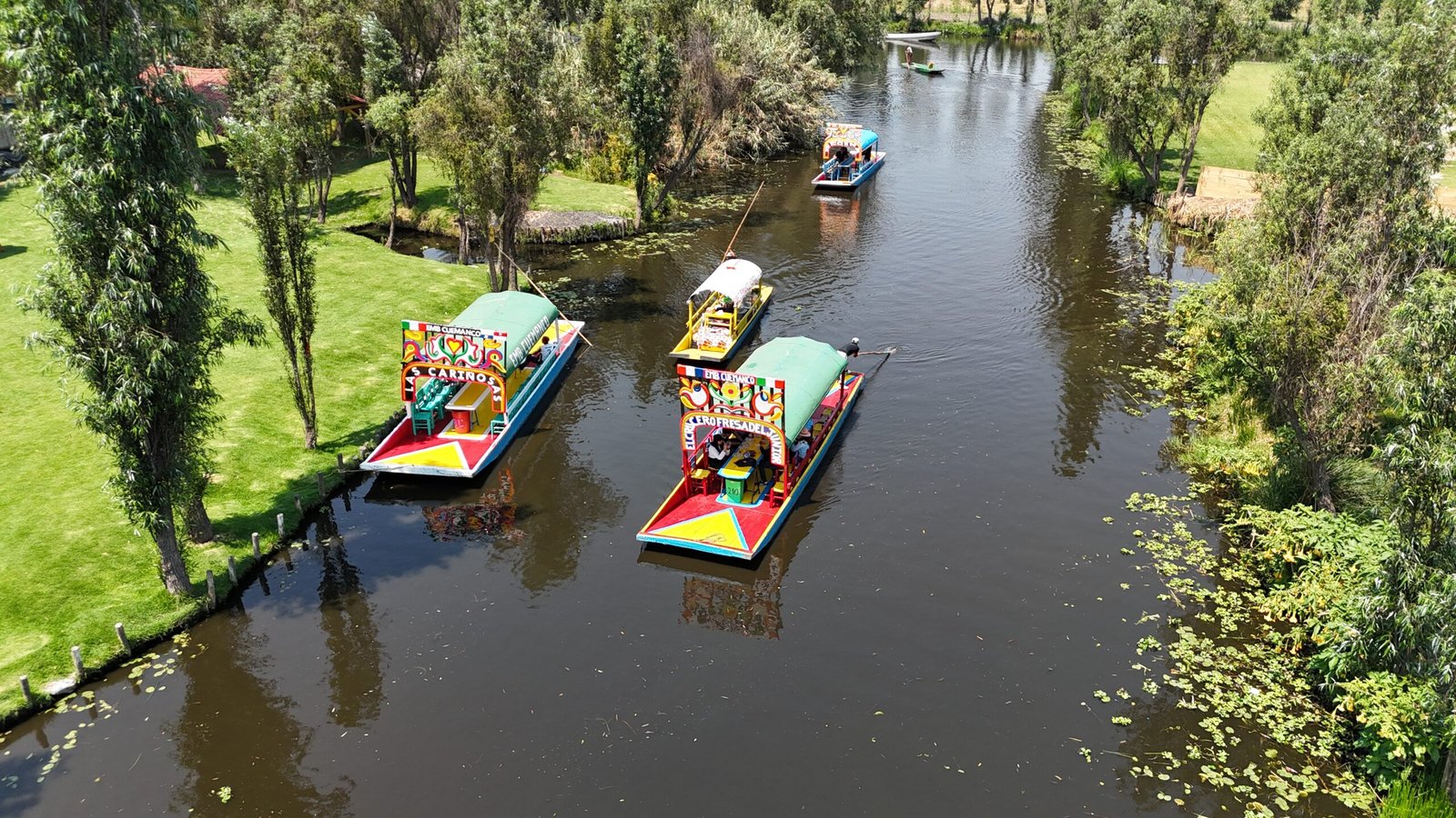Tour Xochimilco | Paseo en Trajinera Vista aérea de trajinera en canal de Xochimilco para tours privados.