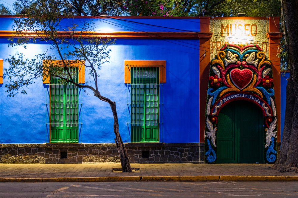 No. 1 Tours Privados en México | Lujo y Confort fachada de casa azul de Firda Khalo al atardecer