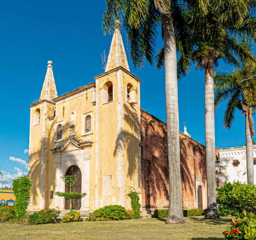 Transporte Privado No. 1 en Mérida | Servicio Seguro Parroquia de Santa Ana en Mérida durante día soleado