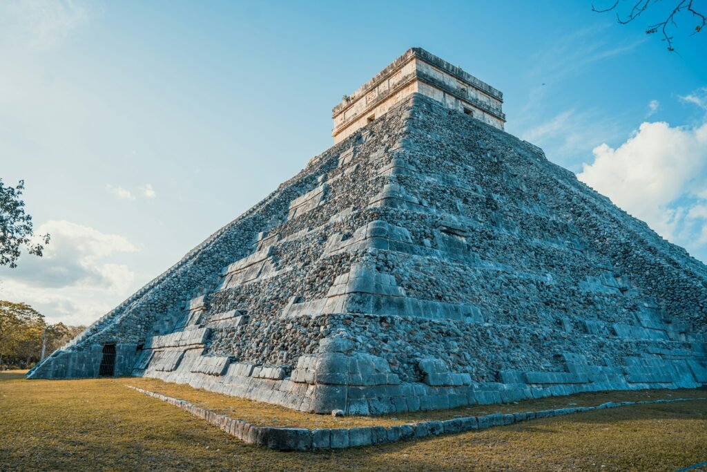Transporte Privado No. 1 en Mérida | Servicio Seguro gran piramide de Chichén Itzá con cielo despejado