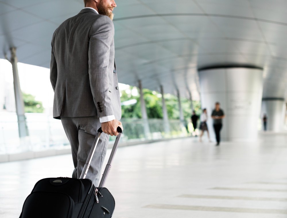 Servicio de Transporte Privado No. 1 en México persona con equipaje caminando dentro de aeropuerto